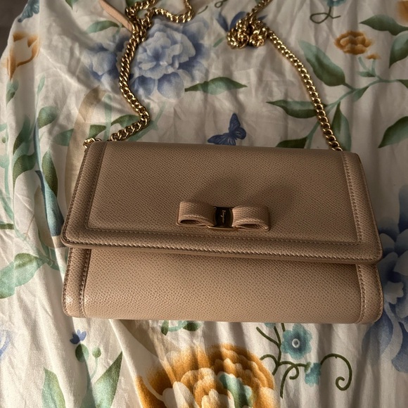 Salvatore ferragamo authentic cream leather handbag - Picture 2 of 8